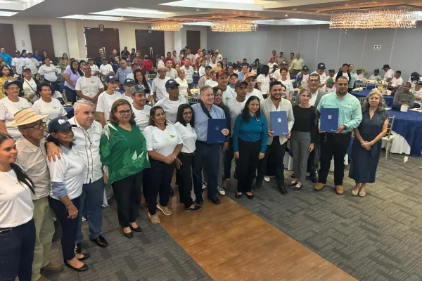 <p>Ciudad de Panamá, septiembre 2025 — Fundación Natura participó en el Sexto Encuentro Nacional de Desarrollo Sostenible (ENADES 2025), celebrado en el Club David, provincia de Chiriquí, presentando el panel “Soluciones Basadas en la Naturaleza (SbN) como medidas para la protección de la biodiversidad aplicada a la gestión de los territorios”. Este espacio, desarrollado en [&hellip;]</p>