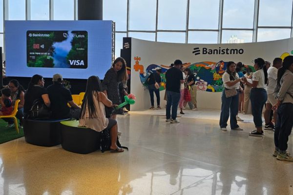 <p>Banistmo y la Fundación Natura se unieron en un evento que fusionó arte y compromiso ambiental en AltaPlaza Mall. En colaboración con la talentosa artista @ambar.calvo, niños, adolescentes y adultos participaron en la creación de un mural que destaca la importancia de conservar la Cuenca Hidrográfica del Canal de Panamá y el vital recurso del [&hellip;]</p>