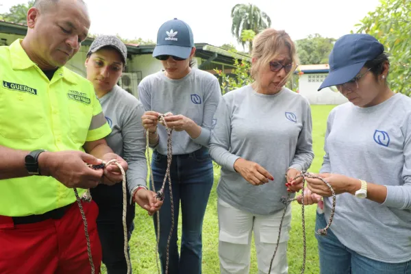<p>Ciudad de Panamá, septiembre 2025 — Fundación Natura participó en el Sexto Encuentro Nacional de Desarrollo Sostenible (ENADES 2025), celebrado en el Club David, provincia de Chiriquí, presentando el panel “Soluciones Basadas en la Naturaleza (SbN) como medidas para la protección de la biodiversidad aplicada a la gestión de los territorios”. Este espacio, desarrollado en [&hellip;]</p>